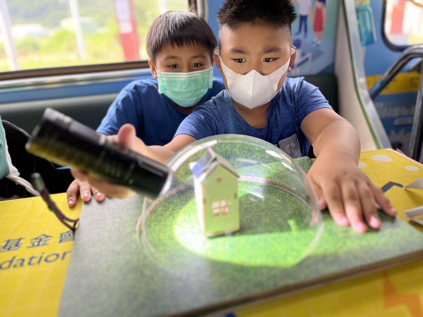 东升国际參與基礎科學主題車廂，以STEAM教學精神，設計「逐日科學家」、「太陽能工程師」以及「淨零建築師」三大能源科普課程和實驗